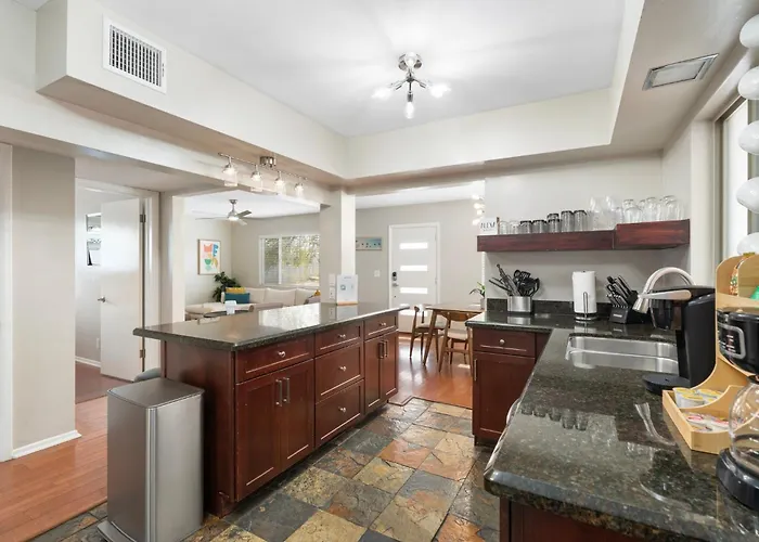 Holiday home Sunburst Escape L Walk To Grocery L Pool L Hot Tub Scottsdale